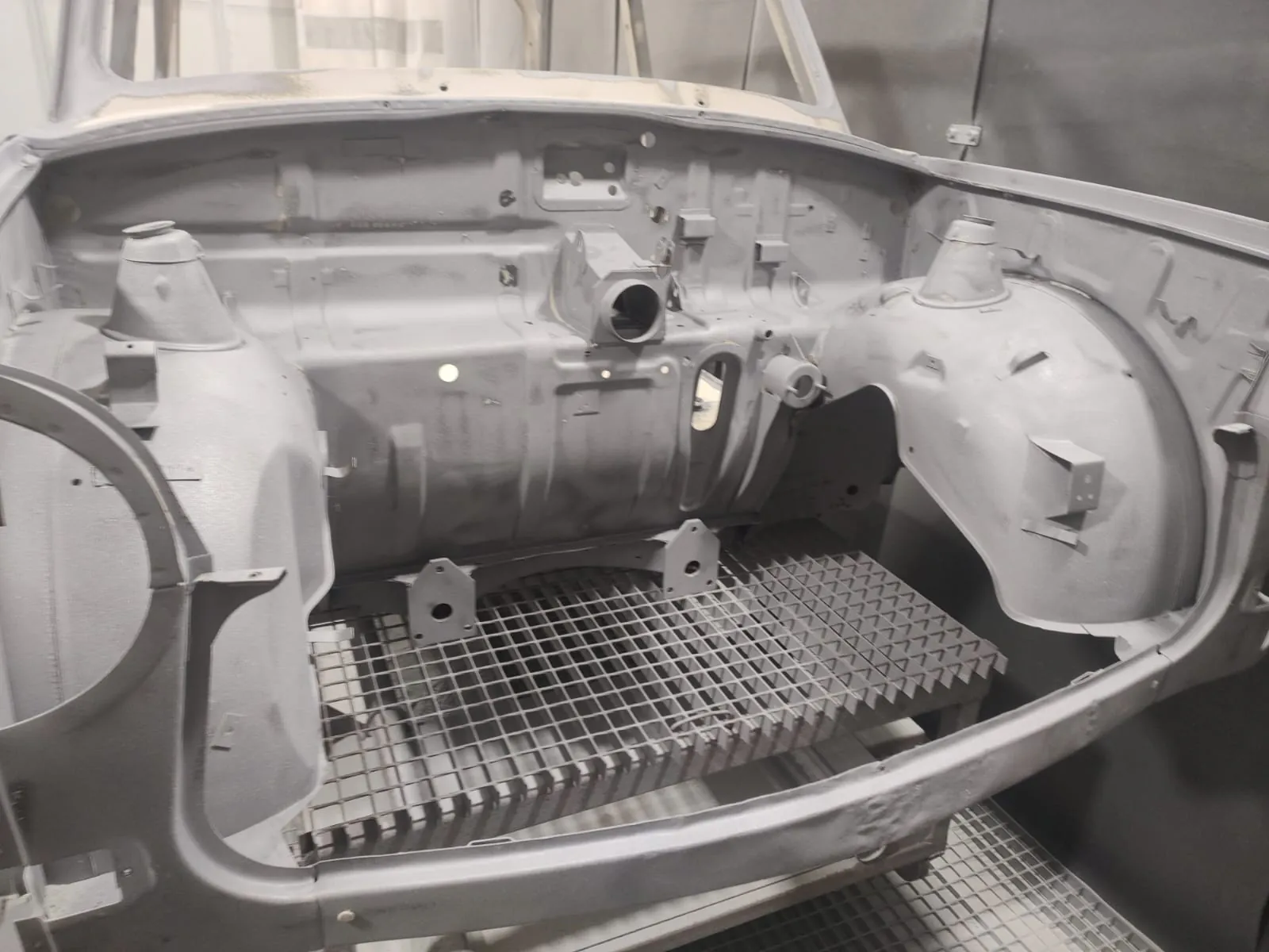 Compartiment motor sablat, cu longeroanele curate