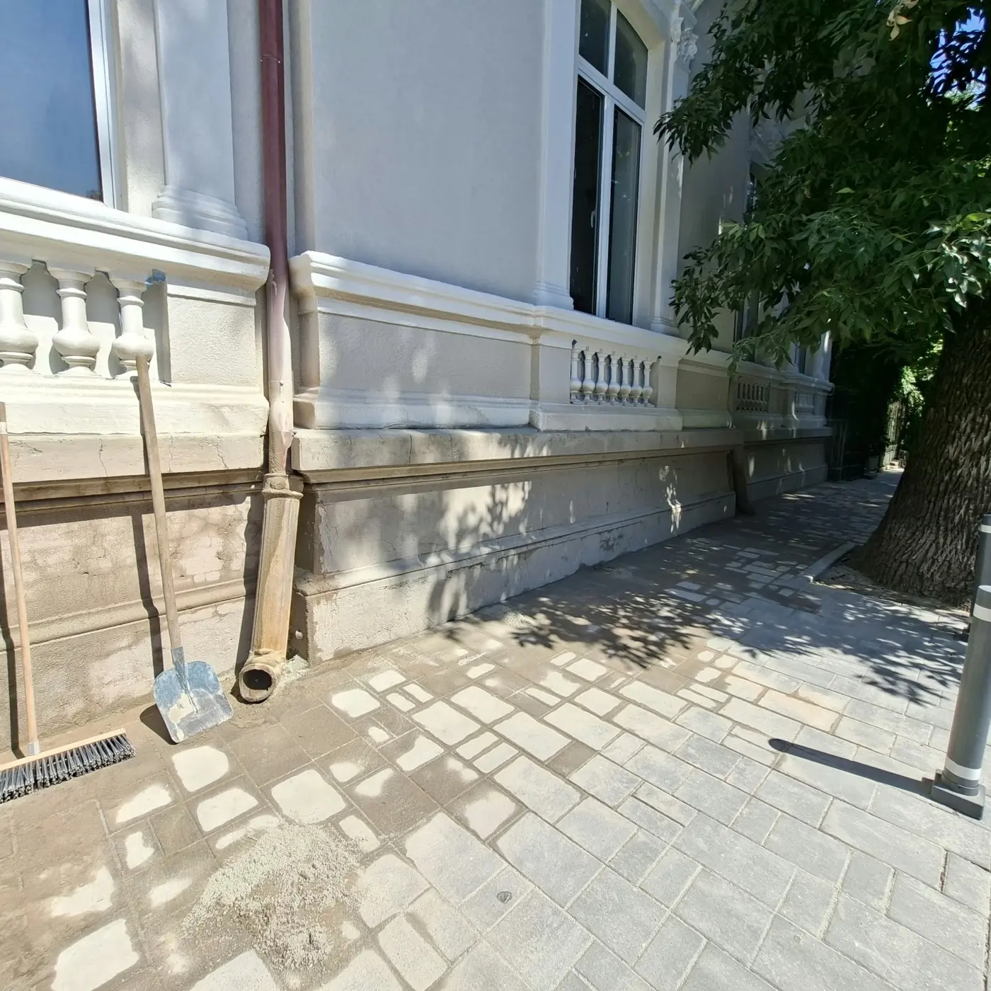 Soclul curat, după sablare umedă completă, fără urme de vopsea