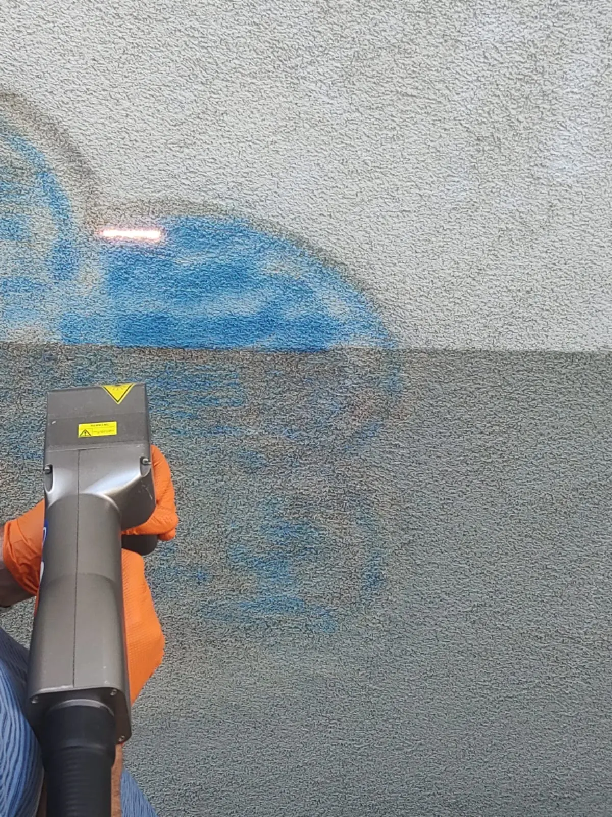 Fasciculul laser pe graffiti, aproape de finalul curățării