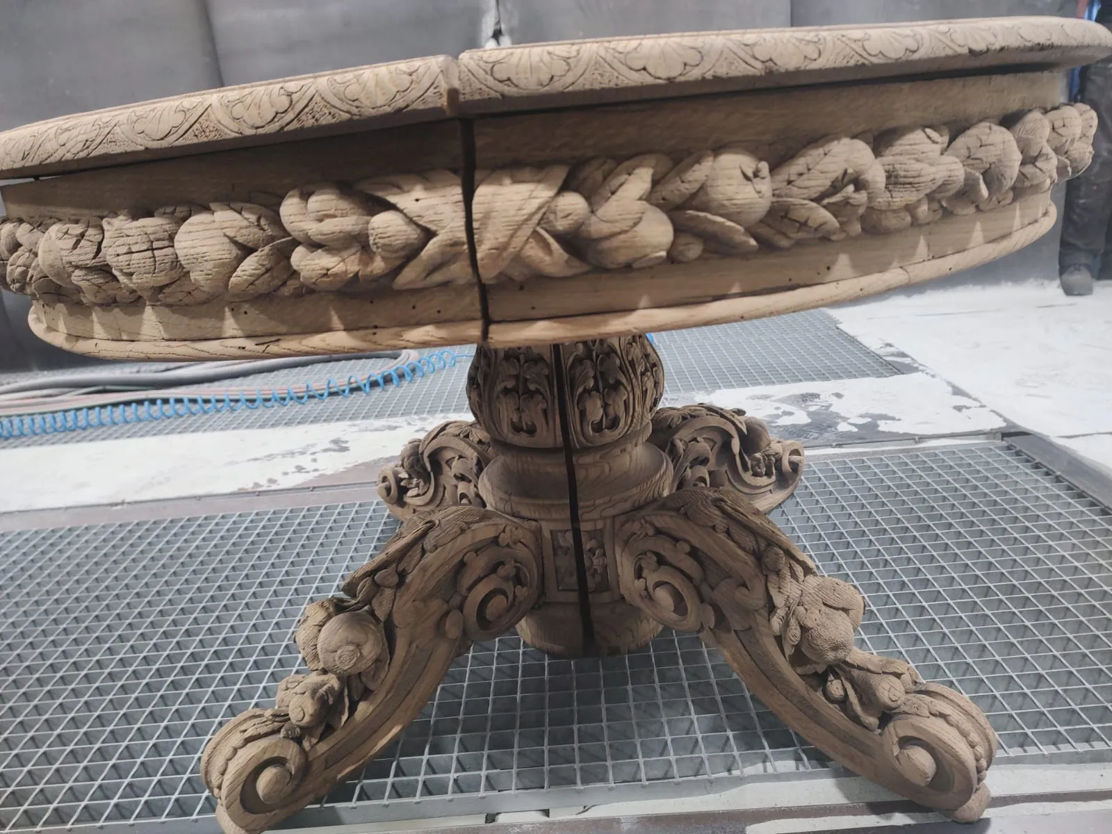 Detaliu al brâului sculptat, după sablare