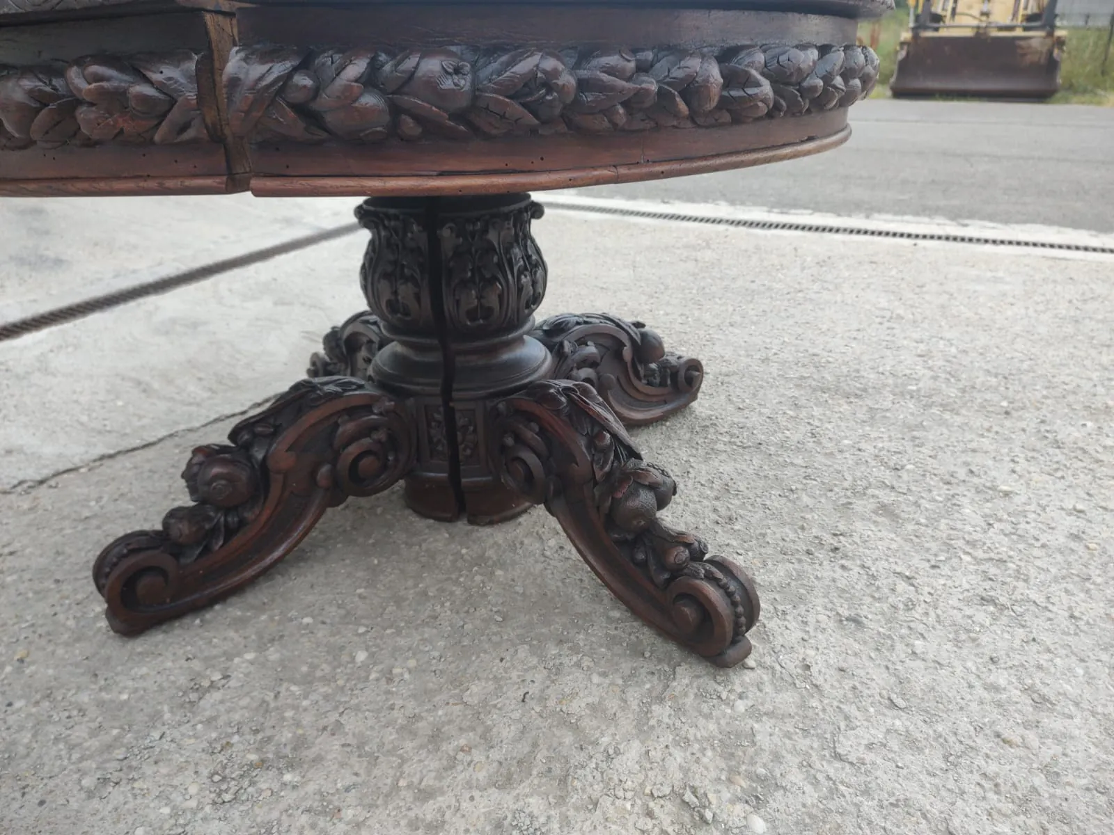 Detaliu al brâului sculptat, înainte de sablare