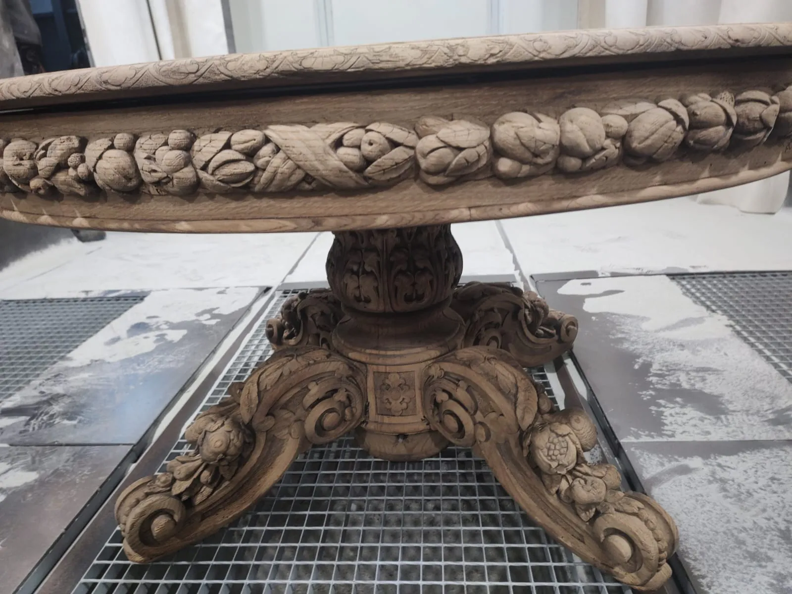 Detaliu de sculptură din lemn, după sablare