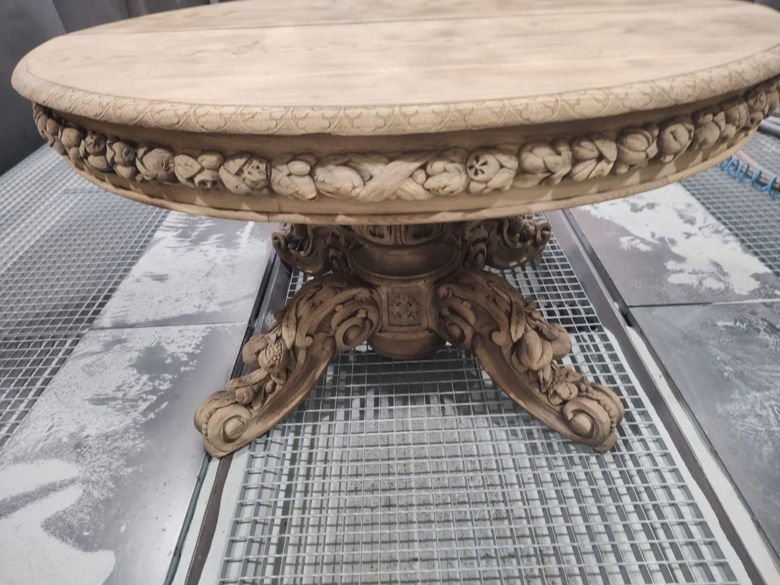 Masă rotundă cu picior sculptat — după sablare