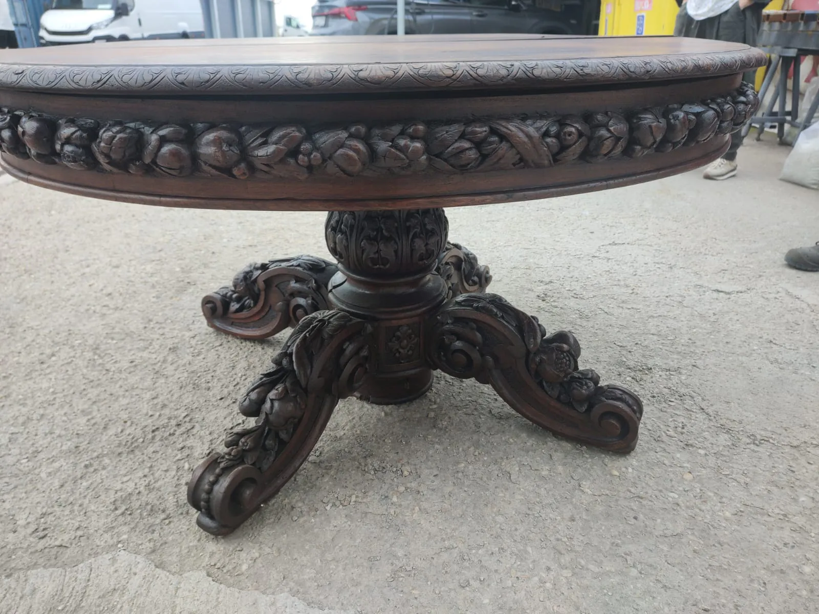 Masă rotundă cu picior sculptat — înainte de sablare