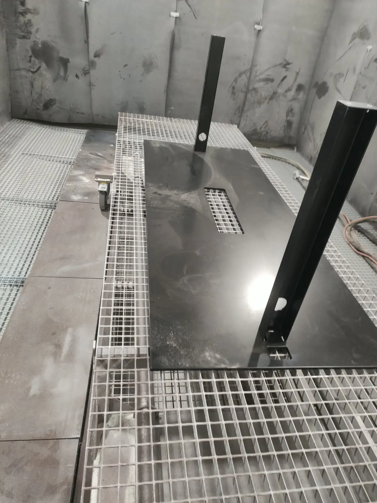 Masă metalică, celălalt capăt — după sablare