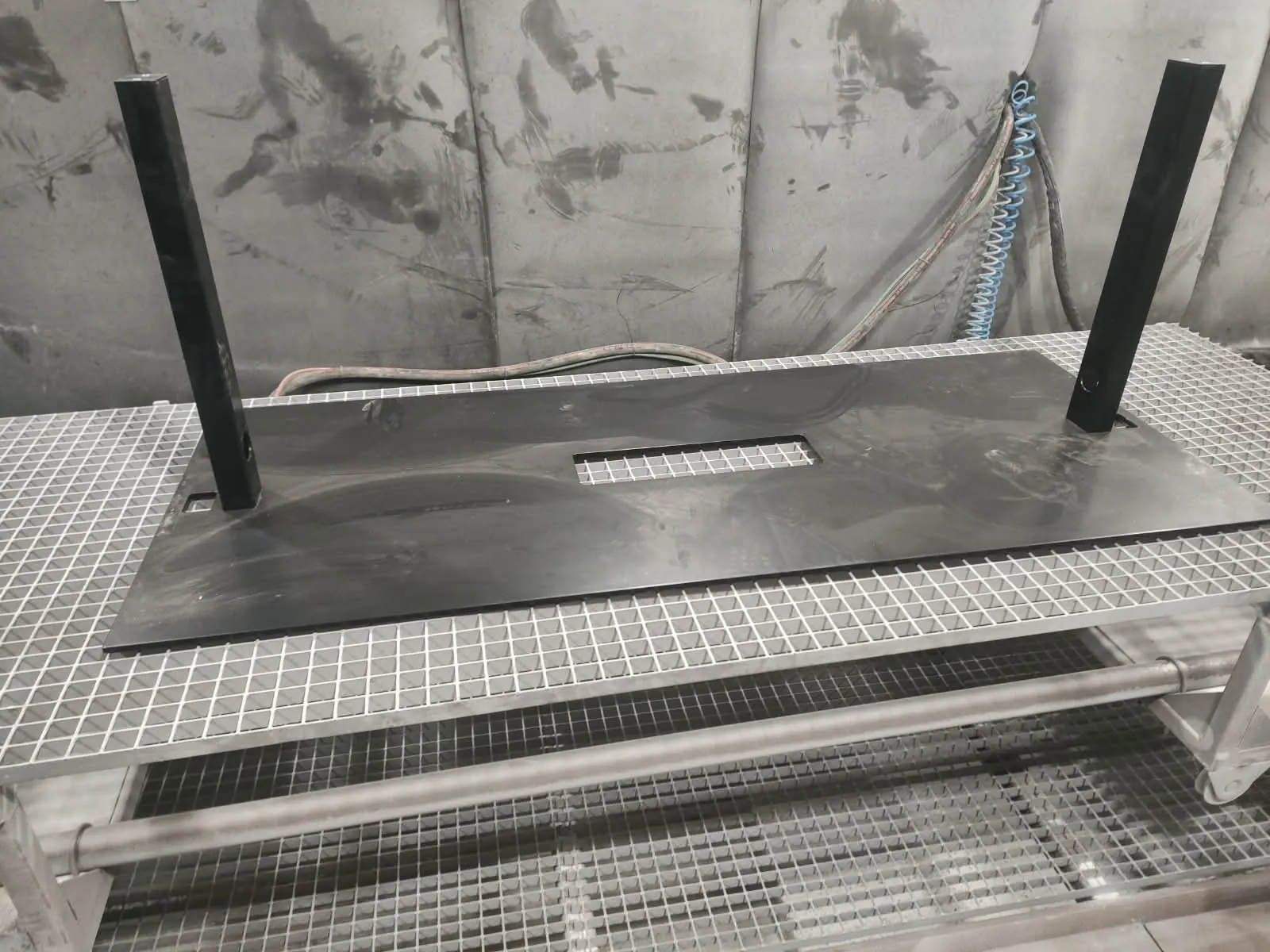 Masă metalică, un capăt — după sablare