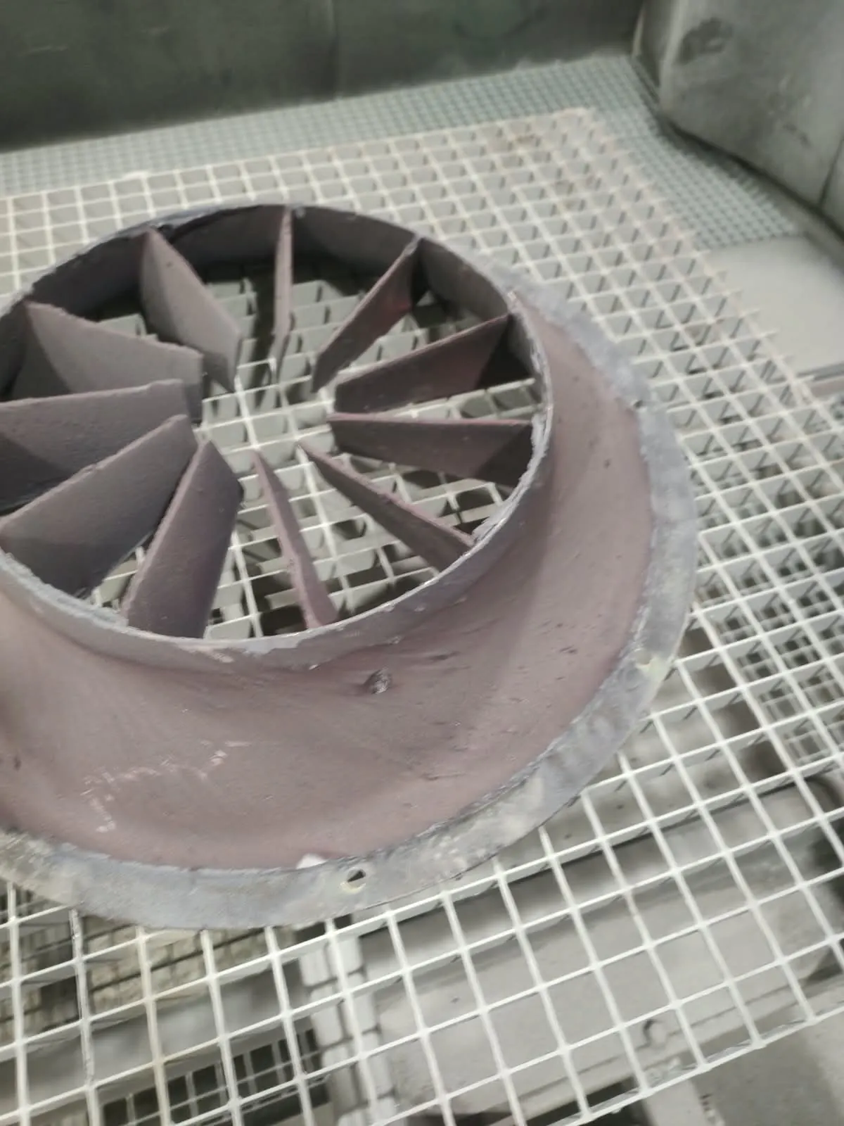 Rotor centrifugal cu vopsea veche, vedere din lateral