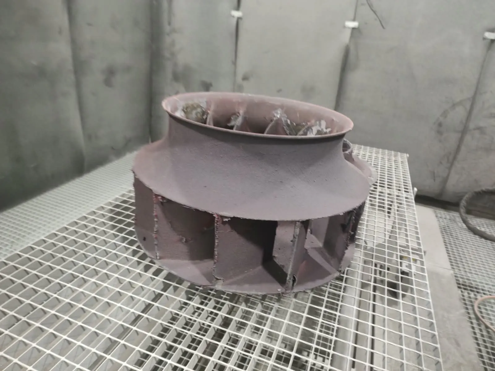Rotor centrifugal cu vopsea veche, vedere de ansamblu