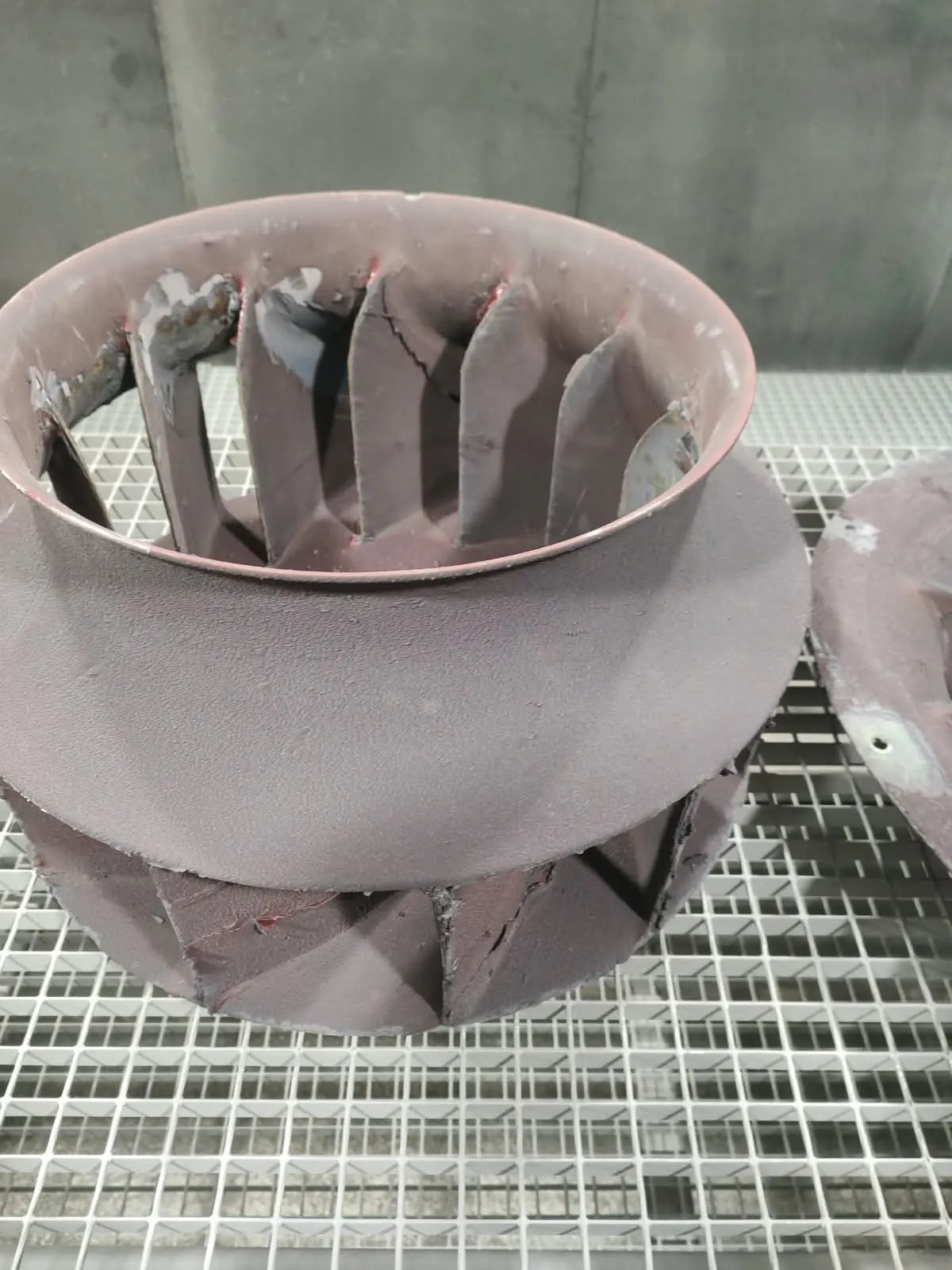 Rotor centrifugal cu vopsea veche tocită, văzut din interior, în cabina de vopsire
