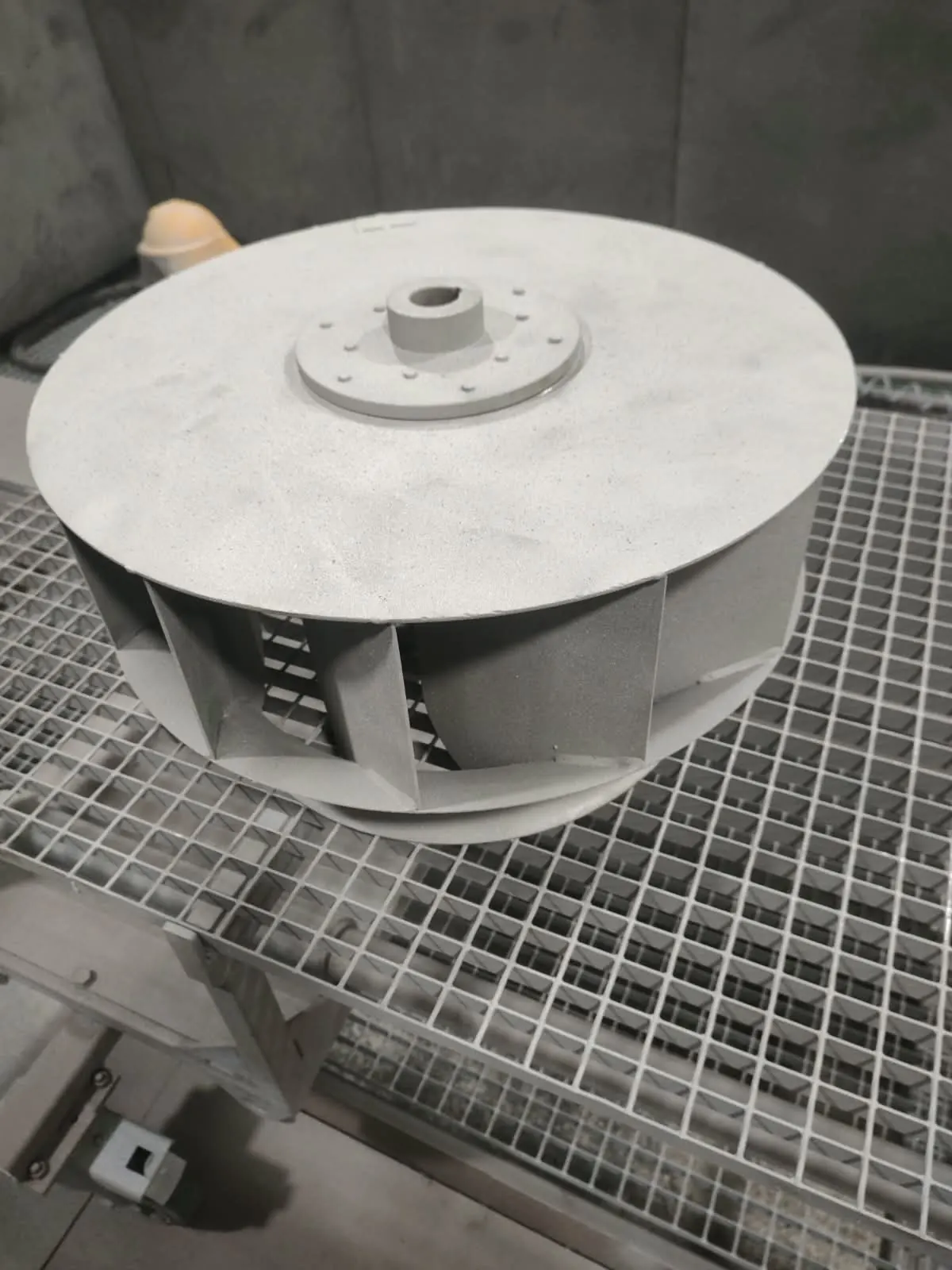 Rotor cu flanșă de montaj și butuc central, sablat până la metal